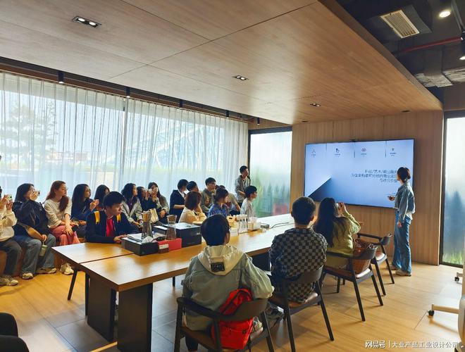 威客电竞校企交流丨桂林信息科技学院师生一行来我司参观交流(图3)