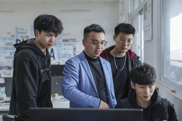威客电竞科技点燃梦想 ——记贵阳信息科技学院“双师型”教师向泓兴(图1)