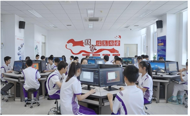飞腾CPU助力全国数十所学校点亮信息科技“开学第一课”威客电竞(图1)