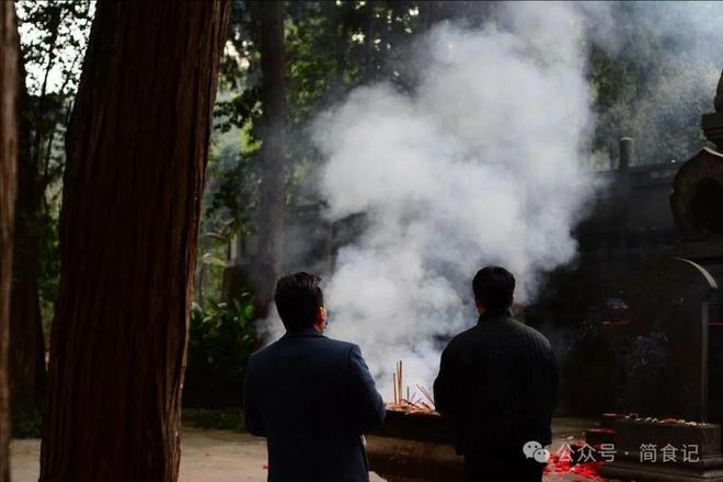 威客电竞“坟前不供四果祭后不去三地”是啥意思？清明上坟还这么讲究(图9)