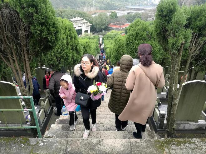 “威客电竞早清明晚十一过年上坟小傍中”啥意思？今年哪天上坟最好？(图2)