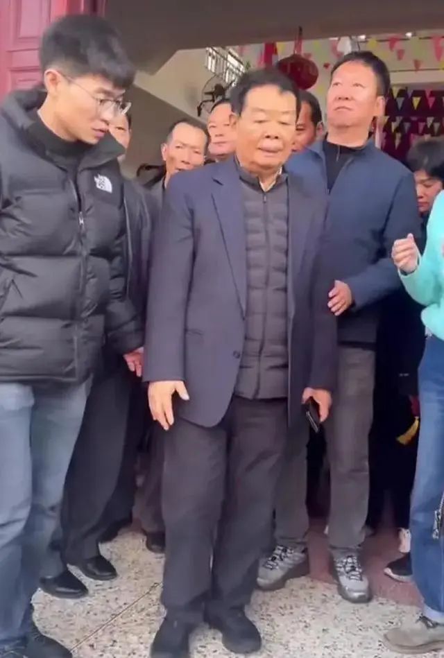 王树国出任福耀科技大学会议桌子上摆的水引人注目是农夫山泉威客电竞(图1)