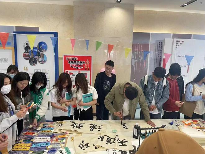 威客电竞银川科技学院图文信息中心举办世界读书日签名倡议宣传活动(图3)