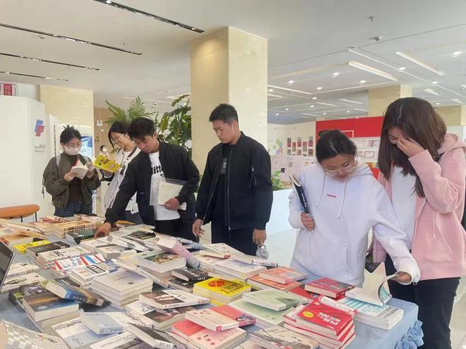 威客电竞银川科技学院图文信息中心举办世界读书日签名倡议宣传活动(图4)